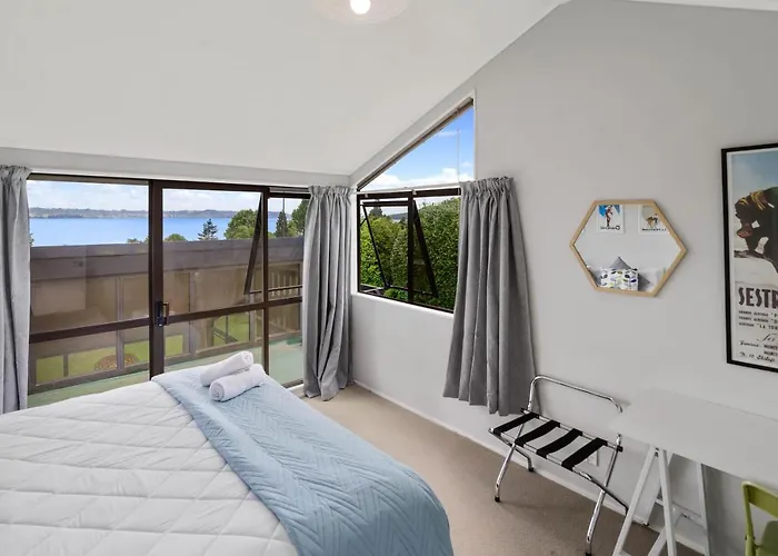 The Bird House - Kawaha Point, Rotorua. Stylish Six Bedroom With Space, Views And Relaxed Atmosphere *
