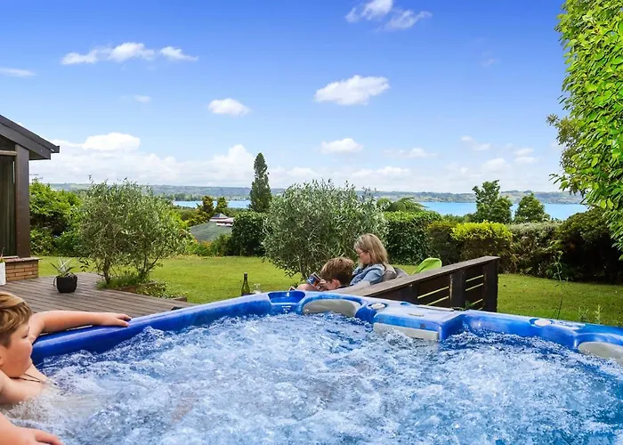 The Bird House - Kawaha Point, Rotorua. Stylish Six Bedroom With Space, Views And Relaxed Atmosphere Vakantiehuis