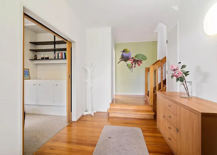 The Bird House - Kawaha Point, Rotorua. Stylish Six Bedroom With Space, Views And Relaxed Atmosphere
