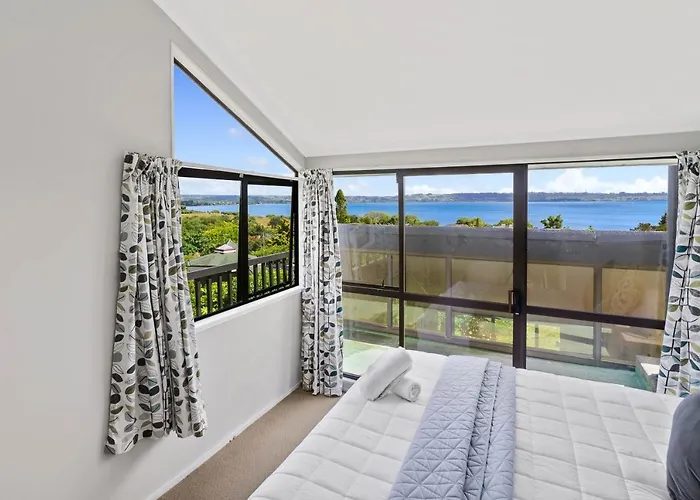 The Bird House - Kawaha Point, Rotorua. Stylish Six Bedroom With Space, Views And Relaxed Atmosphere * Rotorua