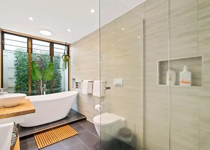 The Bird House - Kawaha Point, Rotorua. Stylish Six Bedroom With Space, Views And Relaxed Atmosphere Rotorua