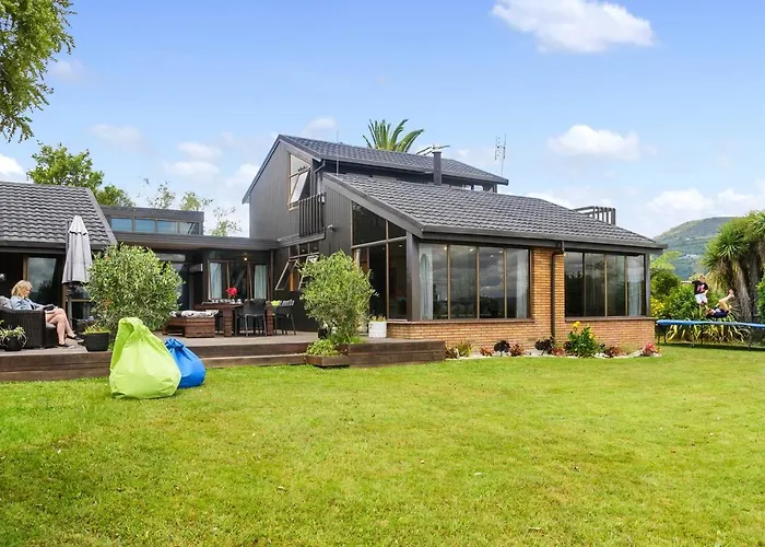The Bird House - Kawaha Point, Rotorua. Stylish Six Bedroom With Space, Views And Relaxed Atmosphere Rotorua