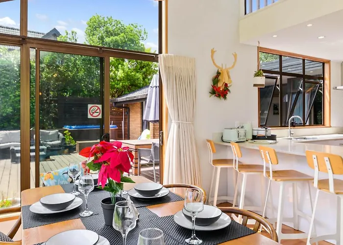 The Bird House - Kawaha Point, Rotorua. Stylish Six Bedroom With Space, Views And Relaxed Atmosphere Rotorua