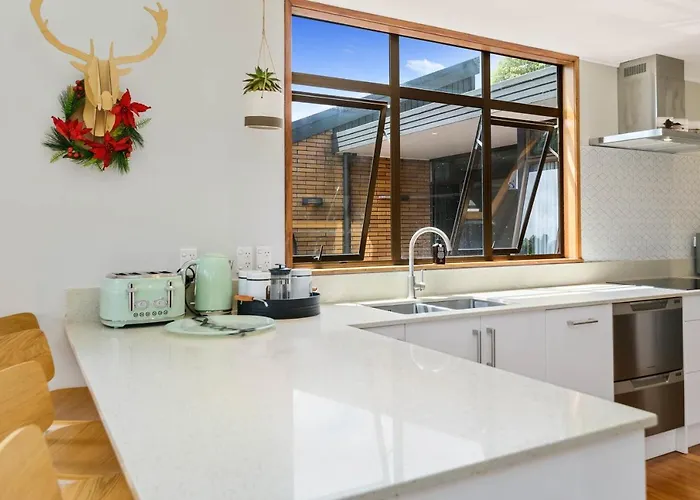 The Bird House - Kawaha Point, Rotorua. Stylish Six Bedroom With Space, Views And Relaxed Atmosphere * Rotorua
