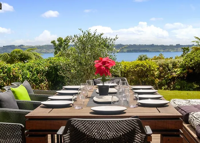 The Bird House - Kawaha Point, Rotorua. Stylish Six Bedroom With Space, Views And Relaxed Atmosphere