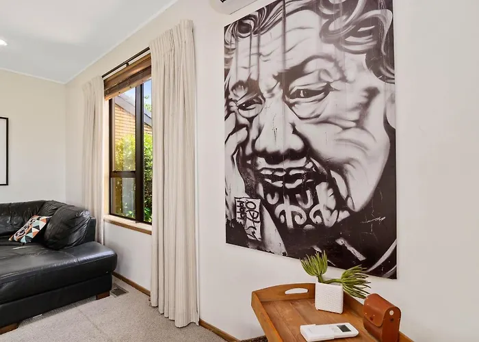 The Bird House - Kawaha Point, Rotorua. Stylish Six Bedroom With Space, Views And Relaxed Atmosphere *