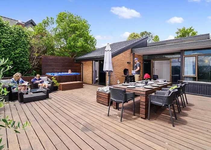 The Bird House - Kawaha Point, Rotorua. Stylish Six Bedroom With Space, Views And Relaxed Atmosphere *