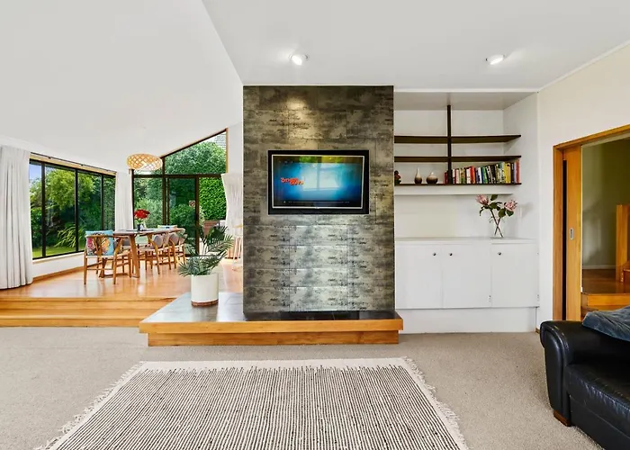 The Bird House - Kawaha Point, Rotorua. Stylish Six Bedroom With Space, Views And Relaxed Atmosphere